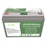 រាល់វដ្តស៊ីជម្រៅ 12V100Ah ថ្ម LiFePO4 ដែលមានប្រពន្ធ័ BMS ដ៏វៃឆ្លាតសំរាប់ស៊ីមផ្ទុកថាមពលក្នុងគ្រួសារ